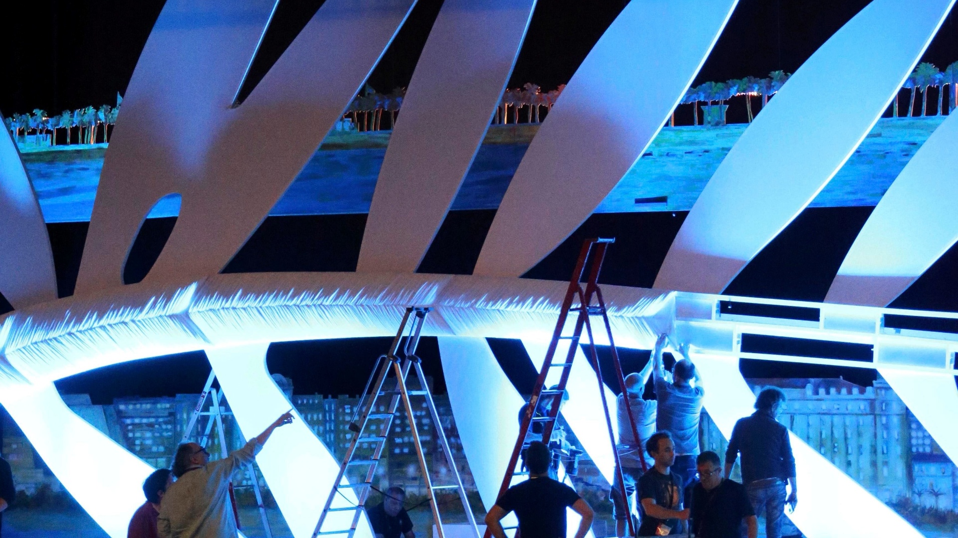 13.mai.2013 - Trabalhadores instalam uma gigante Palma de Ouro, símbolo do Festival de Cannes, no Grand Théâtre Lumière, onde ocorre a cerimônia de entrega dos prêmios. O Festival de Cannes 2013 acontece entre os dias 15 e 26 de maio - Regis Duvignau/Reuters