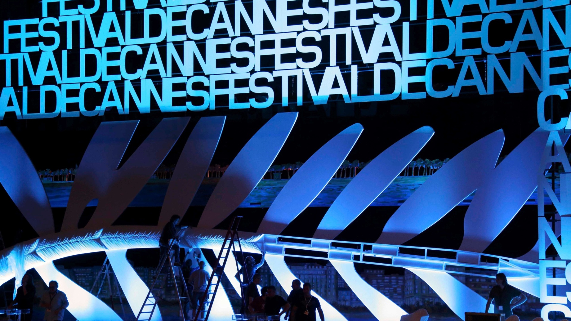 13.mai.2013 - Trabalhadores instalam uma gigante Palma de Ouro, símbolo do Festival de Cannes, no Grand Théâtre Lumière, onde ocorre a cerimônia de entrega dos prêmios.  O Festival de Cannes 2013 acontece entre os dias 15 e 26 de maio - Regis Duvignau/Reuters