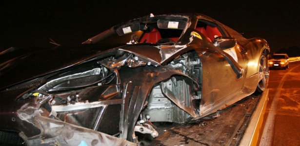 Ferrari avaliada em cerca de R$ 1,9 milhão ficou completamente destruída após um acidente em SP - Edison Temoteo/Futura Press