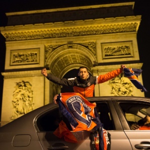 13.mai.2013 - Festa tomou as ruas e pontos turísticos de Paris, como o Arco do Triunfo, para celebrar a conquista nacional que não vinha desde 1994 - Bertrand Langlois/AFP