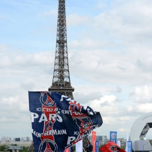 13.mai.2013 -  A Torre Eifel ficou pequena para a euforia da torcida do PSG, que tomou as ruas de Paris para comemorar o título nacional - Franck Fife/AFP