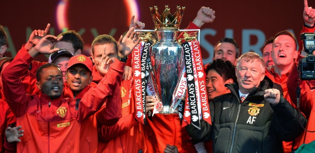 Alex Ferguson (dir) e jogadores do Manchester festejam com o troféu de Premier League - AFP PHOTO/ANDREW YATES