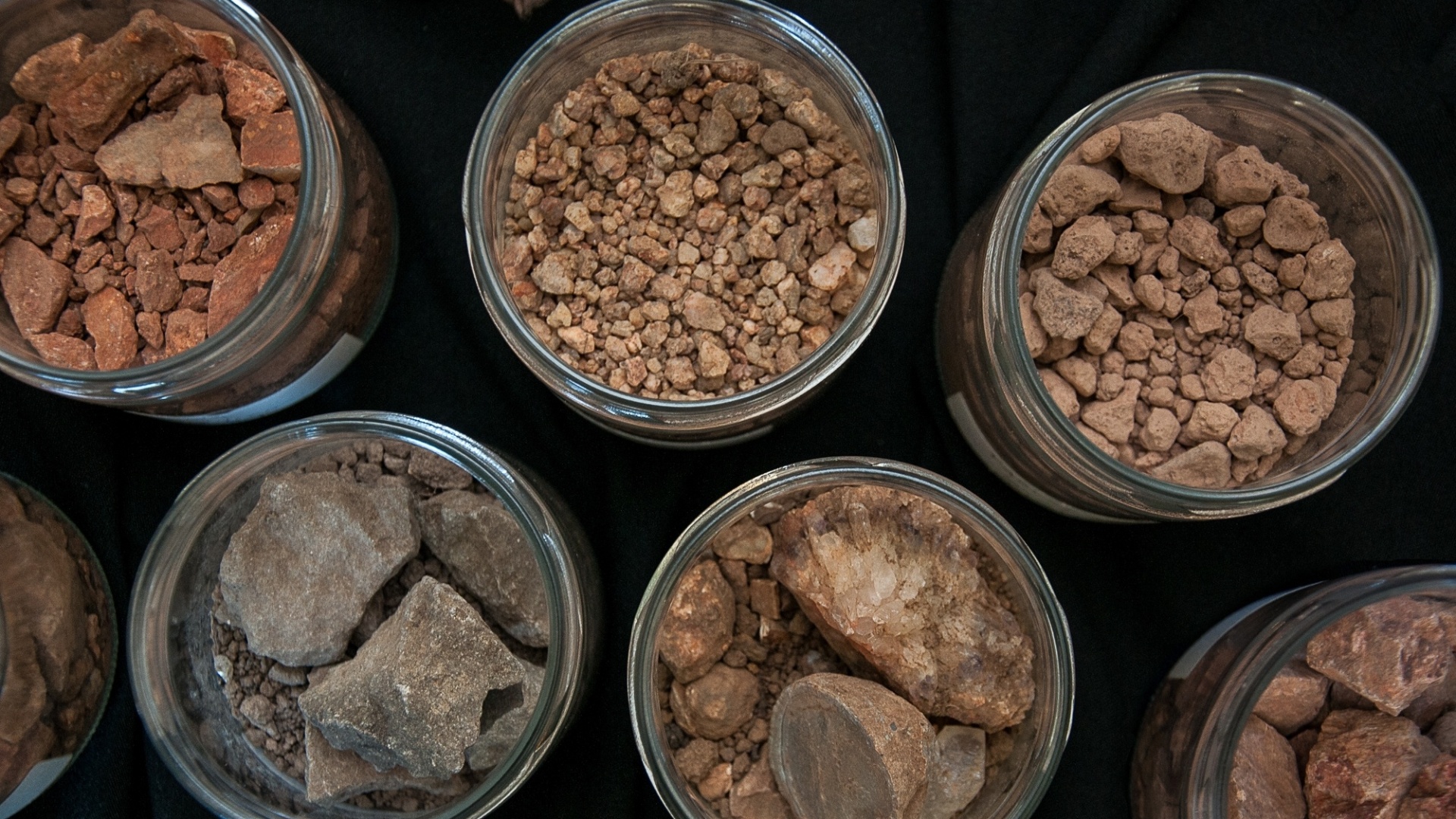 Amostras de terra colhidas por técnicos da Lídio Carraro nas duas áreas de vindimas da empresa servem para projetar o melhor terroir da Lídio Carraro - Nede Losina/UOL