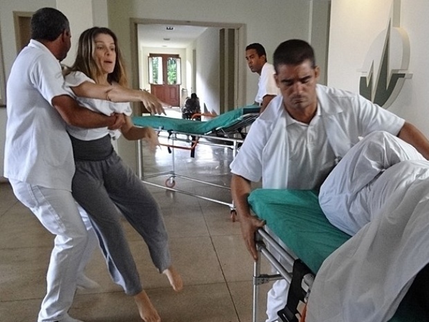 Em "Sangue Bom", Tina encontra com Vitinho na clínica de repouso e faz um escândalo