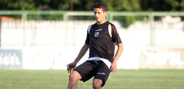 Magno Alves se recuperou do pisão na mão e foi confirmado para o jogo diante do Internacional - Site oficial do Ceará