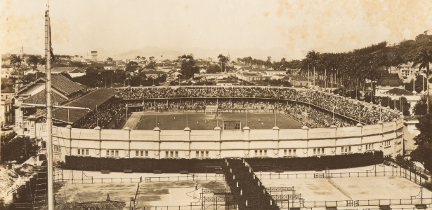 O estádio das Laranjeiras no começo dos anos 20, antes de ter uma ala demolida - Flu Memória/Divulgação FFC