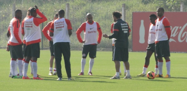 Dunga conversou com os titulares durante o treino e R. Moura estava entre os 11 - Carmelito Bifano/UOL Esporte