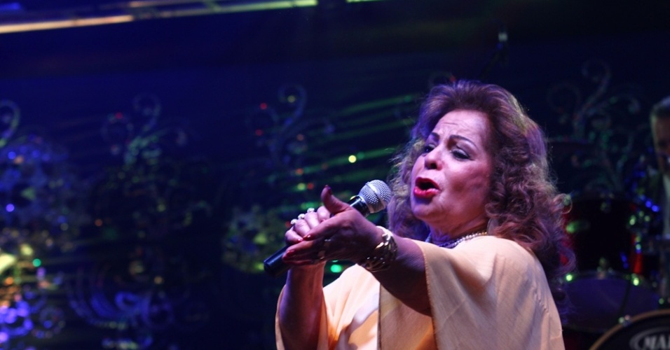 13.mai.2013 - Ângela Maria canta em evento de homenagem aos seus 84 anos no Clube Piratininga, em São Paulo