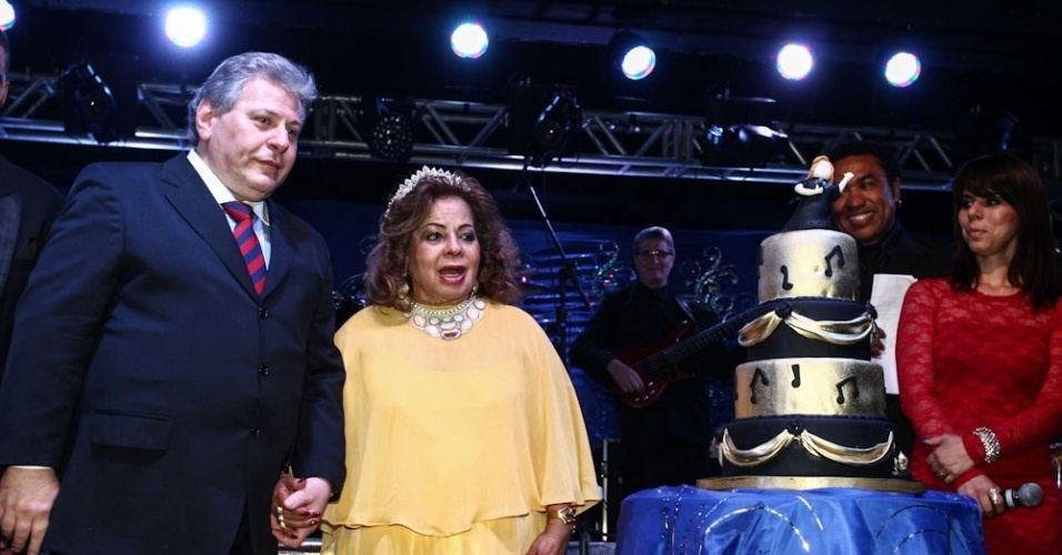 13.mai.2013 - Ângela Maria com o marido Daniel D?Ângelo em evento de homenagem aos seus 84 anos no Clube Piratininga, em São Paulo