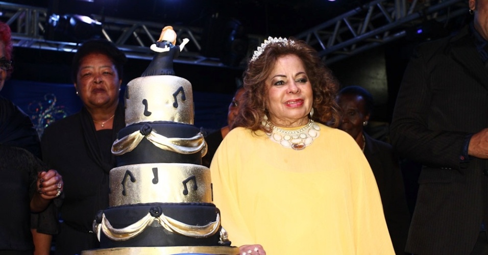 13.mai.2013 - Ângela Maria em evento de homenagem aos seus 84 anos no Clube Piratininga, em São Paulo
