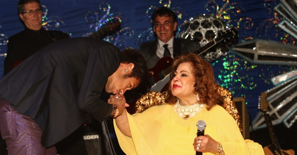 13.mai.2013 - Neymar beija a mão de Ângela Maria em evento de homenagem aos 84 anos da cantora no Clube Piratininga, em São Paulo em SP