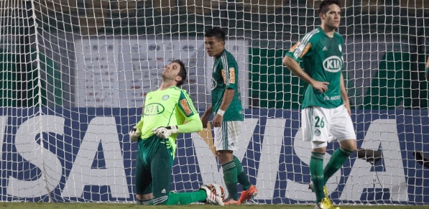 Goleiro Bruno lamenta após levar "frango" pelo Palmeiras na partida contra o Tijuana - Ricardo Nogueira/Folhapress