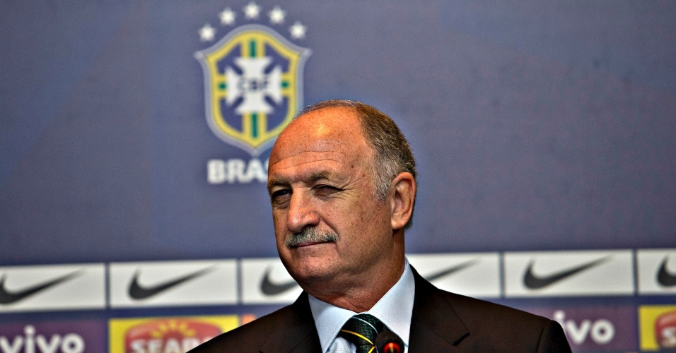 14.mai.2013 - Luiz Felipe Scolari ao chegar na coletiva de imprensa em que anunciou a convocação da seleção para a Copa das Confederações
