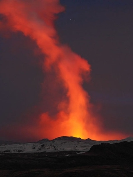 O Eyjafjallajökull mostrou ao mundo o que as cinzas vulcânicas são capazes de afetar pessoas a quilômetros de distância. As nuvens densas expelidas por esse vulcão da Islândia mergulharam a Europa em um caos aéreo em março de 2010, após obrigar o fechamento de aeroportos em vários países e o cancelamento de milhares de voos. Martin Rietze fez essa foto do glaciar Solheimajökull, cerca de 60 quilômetros de distância do vulcão - Martin Rietze
