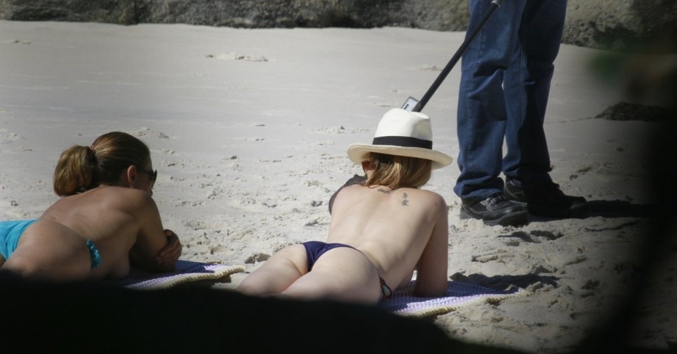 14.mai.2013 - A atriz Cléo Pires (Bianca) faz topless durante a gravação de "Salve Jorge" na praia do Obrico, no Rio de Janeiro