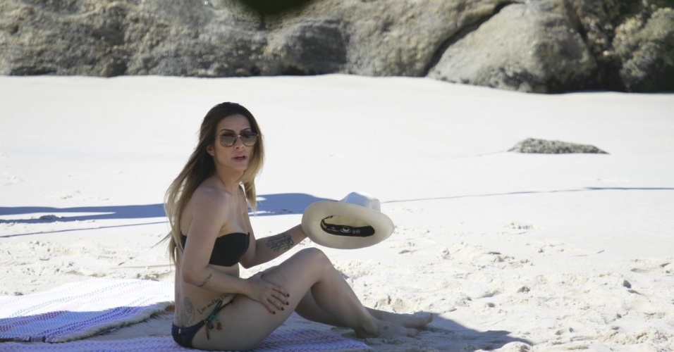 14.mai.2013 - A atriz Cléo Pires (Bianca) faz topless durante a gravação de "Salve Jorge" na praia do Obrico, no Rio de Janeiro