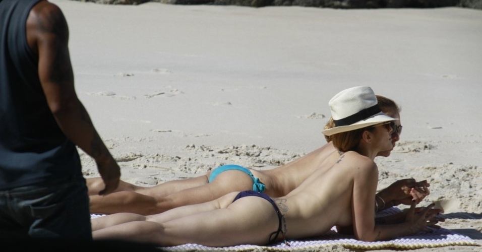 14.mai.2013 - As atrizes Cléo Pires (Bianca) e Cissa Guimarães (Maitê) fizeram topless durante a gravação de "Salve Jorge" na praia do Obrico, no Rio de Janeiro