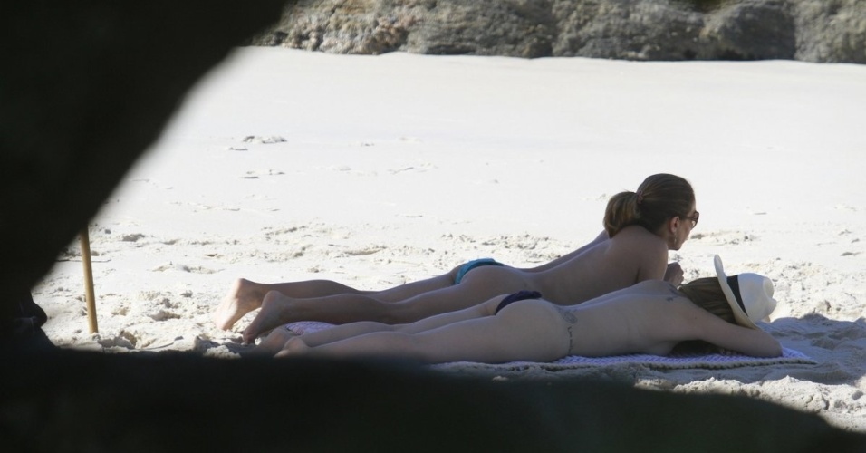 14.mai.2013 - As atrizes Cléo Pires (Bianca) e Cissa Guimarães (Maitê) fizeram topless durante a gravação de "Salve Jorge" na praia do Obrico, no Rio de Janeiro