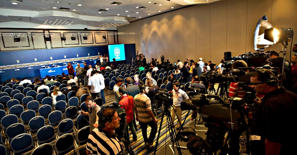 14.mai.2013 - Coletiva de imprensa na qual o técnico Felipão convocará a seleção para a Copa das Confederações é preparada no Rio de Janeiro