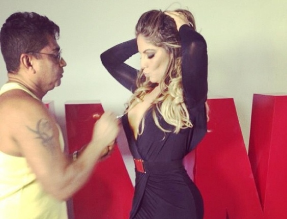 14.mai.2013 - De vestido curto, a ex-BBB Anamara se prepara para gravar clipe do MC Bola. Com uma letra sobre balada e diversão, a música "Soltinha" é destinada às mulheres solteiras - Reprodução/Instagram