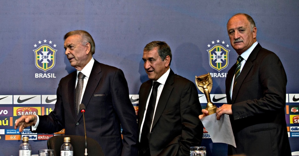 14.mai.2013 - Felipão, Marin e Parreira deixam a coletiva de imprensa em que a seleção foi convocada para a Copa das Confederações