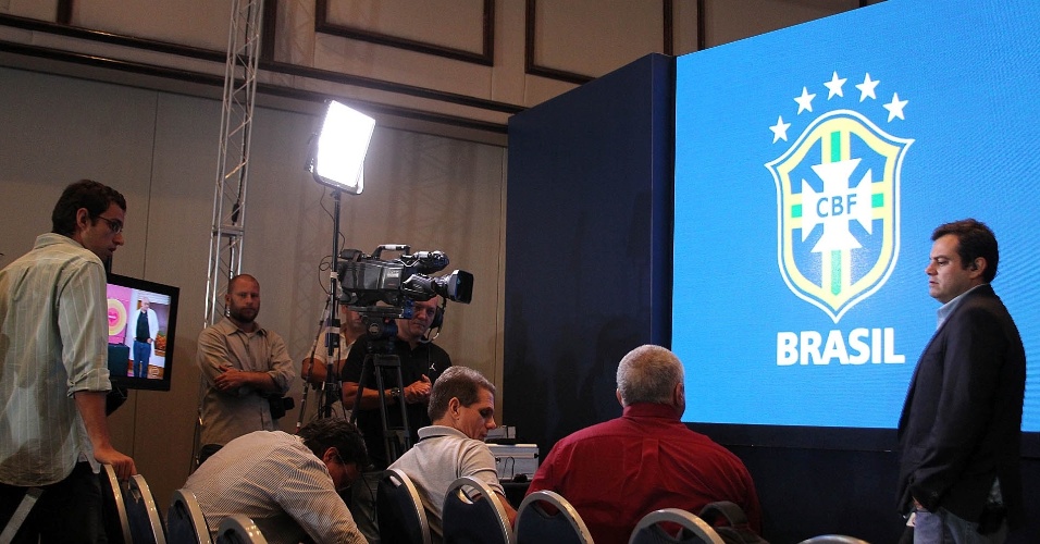 14.mai.2013 - Imprensa espera a chegada de Luiz Felipe Scolari ao hotel em Copacabana no qual fará a convocação para a Copa das Confederações