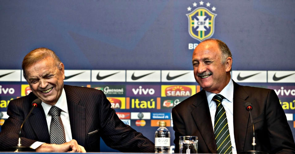 14.mai.2013 - José Maria Marin, presidente da CBF, e Luiz Felipe Scolari dão risada durante a convocação da seleção para a Copa das Confederações