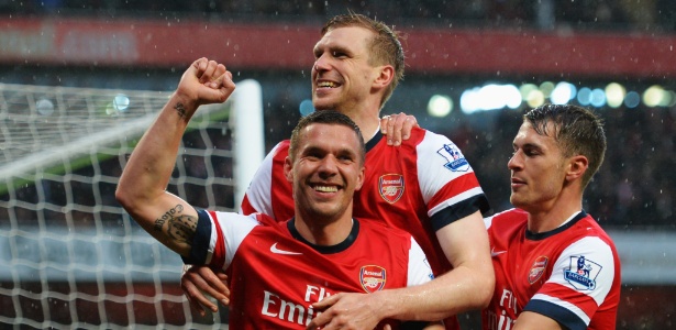 Alemão Podolski marcou duas vezes e foi o destaque da goleada do Arsenal - Shaun Botterill/Getty Images