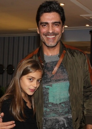 O ator Junno Andrade e a filha Luana, na mostra Etna de Decoração, em São Paulo
