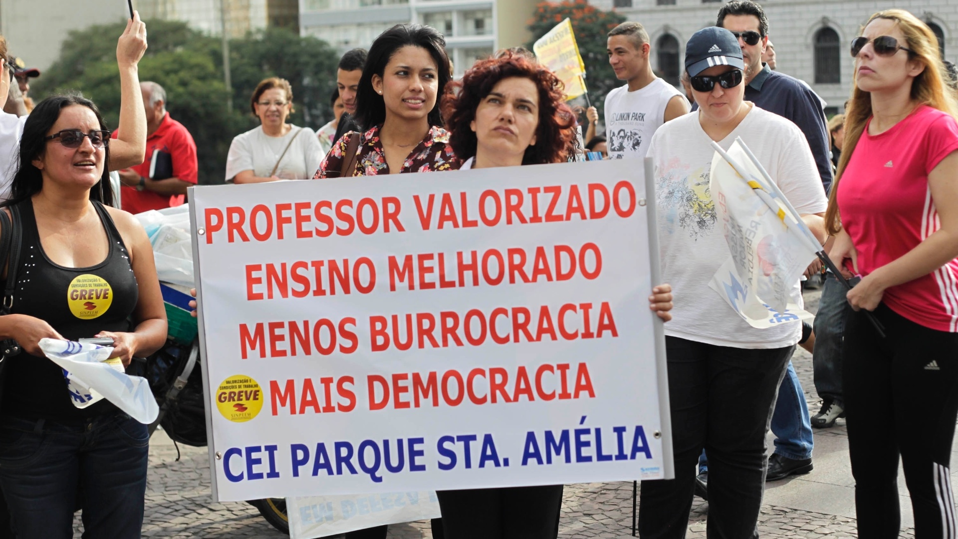 14.mai.2013 - Professores da rede municipal de São Paulo fazem nova assembleia nesta terça-feira (14) para decidir os rumos da greve, iniciada no dia 3 de maio. Os docentes estão reunidos na região central da cidade, próximo a sede da Prefeitura de São Paulo - Fernando Donasci/UOL