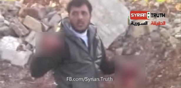 Rebelde sírio arranca órgão de soldado em vídeo publicado na internet. Ato foi condenado pela opositora Coalizão Nacional Síria e pela organização de defesa dos direitos humanos Human Rights Watch  - Reprodução
