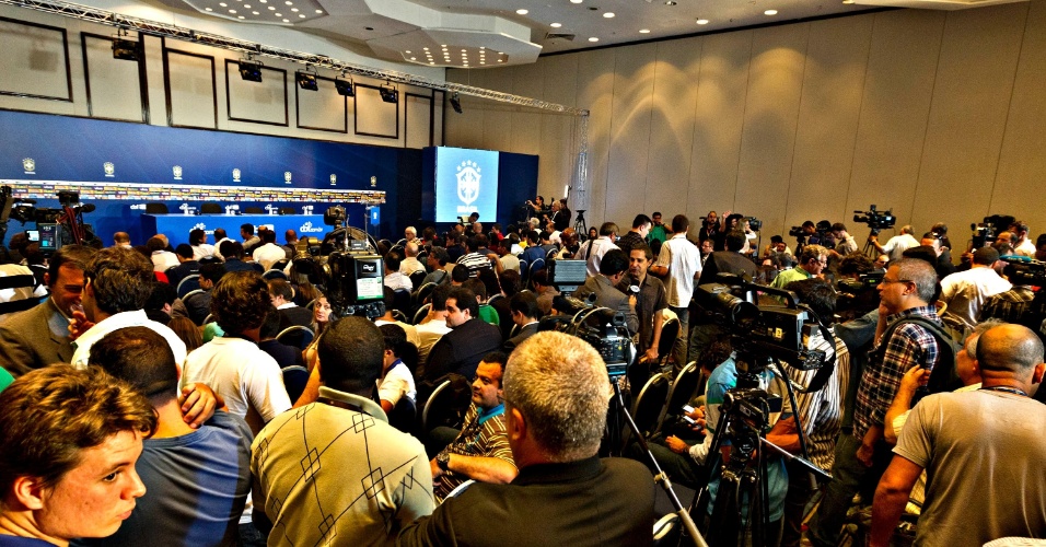 14.mai.2013 - Sala de imprensa lotada para acompanhar a convocação de Luiz Felipe Scolari para a Copa das Confederações