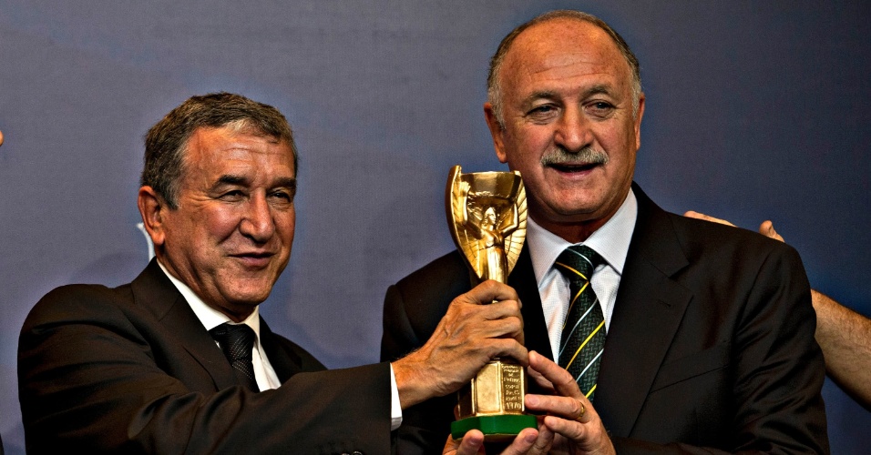 14.mai.2013 - Scolari e Parreira seguram réplica da Taça Jules Rimet