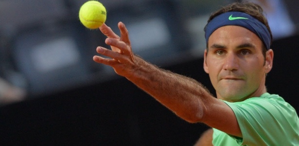 Federer mostra concentração durante o saque na partida contra o italiano Potito Starace - Andreas Dolaro/AFP