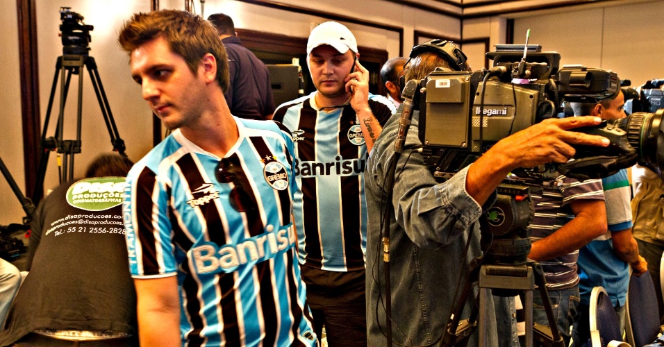 14.mai.2013 - Torcedores do Grêmio acompanham a convocação da seleção, que teve Fernando, volante do clube, chamado