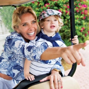 Adriane e Vittorio passeiam de carrinho de golfe por Fischer Island, condomínio particular localizado no sul de Miami Beach, na Flórida