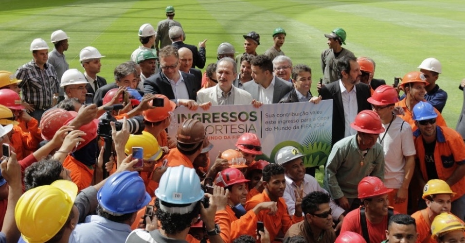 Funcionários do estádio Mané Garrincha, em Brasília, recepcionaram representantes da Fifa e do COL