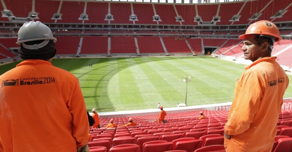 Funcionários do estádio Mané Garrincha, em Brasília, recepcionaram representantes da Fifa e do COL