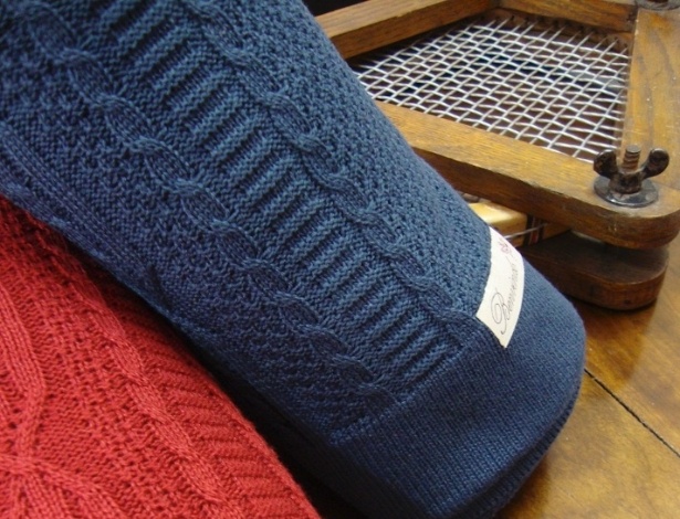 Manta Trançada Cereja e Azulíneo, da Benvindo By Mell (www.benvindobymell.com.br), custam R$ 90 cada - Divulgação