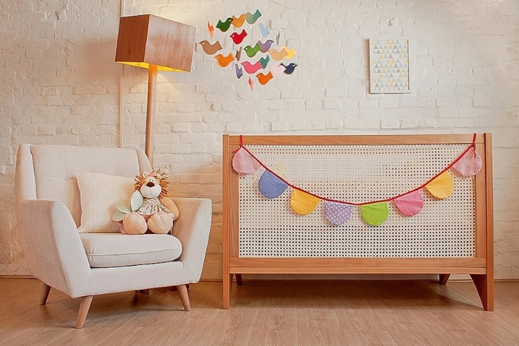 Poltrona Mutter sai por R$2.100; Luminária Gepeto Piso custa R$800; Berço Brasilia R$2.760. Todos os produtos são da marca Ameise Design (www.ameisedesign.com.br) e estão disponíveis na Feira Infantil Baby Bum, que acontece em São Paulo de 16 a 19 de maio de 2013 - Divulgação