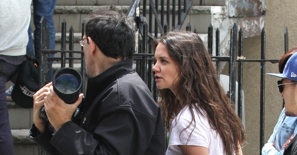 14.mai.2013 - Katie Holmes enfrenta o papparazzo Steve Sands no set de seu novo filme "Mania Days", em Nova York. A atriz se irritou com uma interrupção causada pelo fotógrafo, segundo a agência The Grosby Group