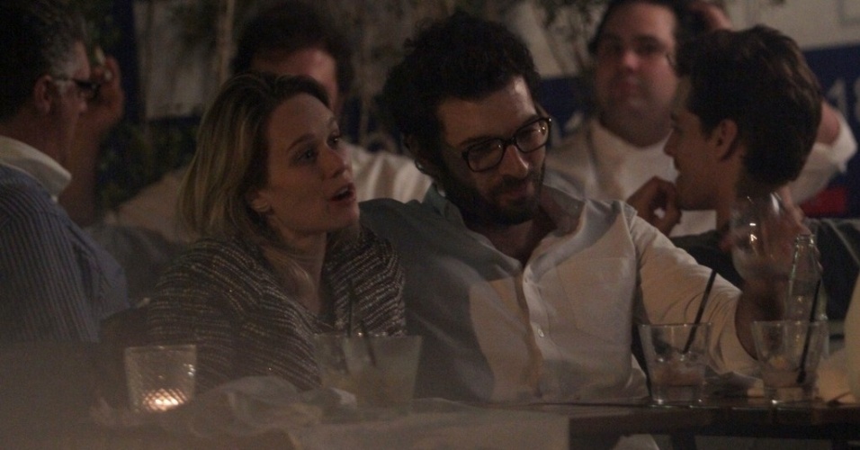 14.mai.2013 - Mariana Ximenes e o namorado Lucas jantam em restaurante de São Paulo