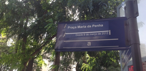 Placa com homenagem feita pelo movimento feminista em em Belo Horizonte  - Carlos Eduardo Cherem/UOL