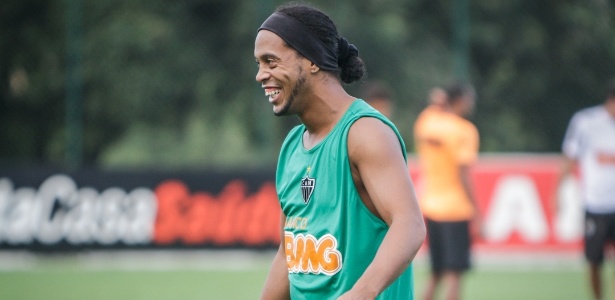 Com experiência em piso sintético, até em peladas, Ronaldinho orienta companheiros - Bruno Cantini/Site do Atlético-MG