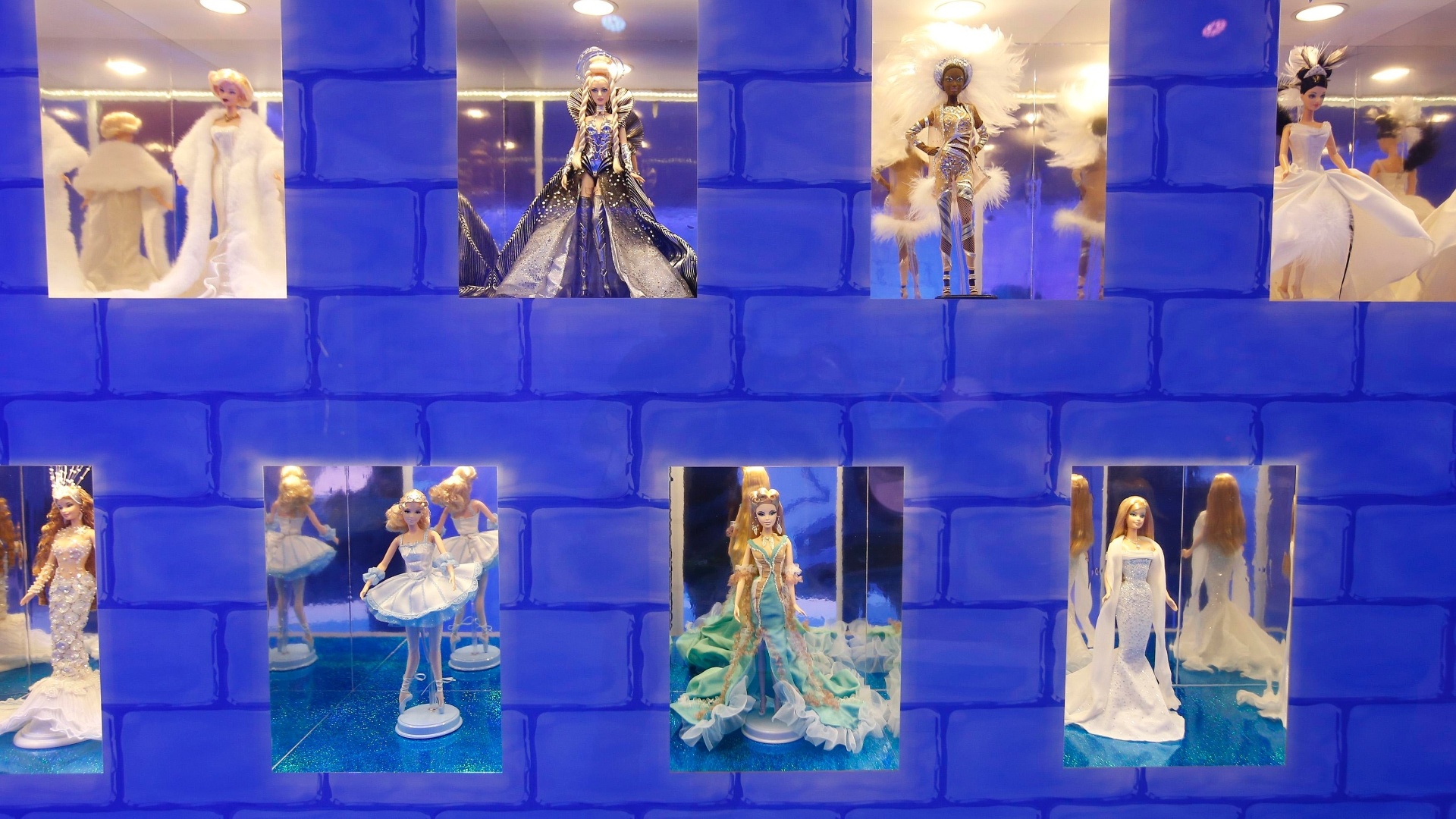 15.mai.2013 - Bonecas de diferentes épocas e estilos são expostas na exposição "Casa dos sonhos da Barbie" na Alemanha, que começa no dia 16 de maio. A casa foi construída em mil e quatrocentos metros e oferece aos visitantes tour pelo closet, sala e cozinha da Barbie em tamanho real - Fabrizio Bensch/Reuters