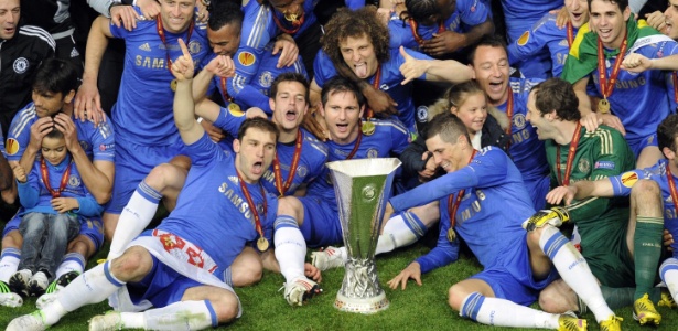 Jogadores do Chelsea comemoram o título da Liga Europa com a taça de campeão - AFP PHOTO/JOHN THYS