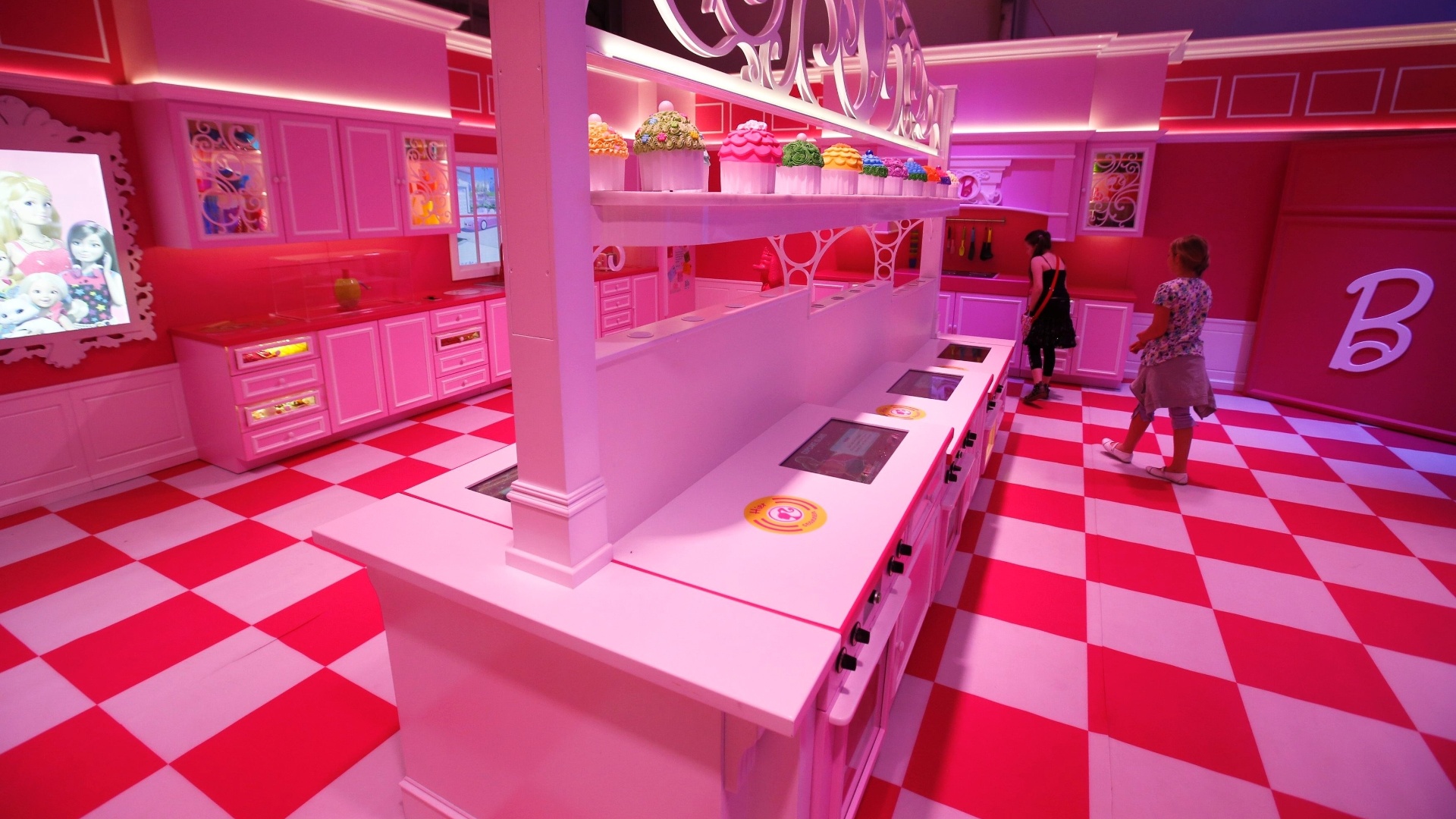 15.mai.2013 - Cozinha em tamanho real pode ser visitada na exposição "Casa dos sonhos da Barbie" na Alemanha, que começa no dia 16 de maio. A casa foi construída em mil e quatrocentos metros e oferece aos visitantes tour pelo closet, sala e cozinha da Barbie em tamanho real - Fabrizio Bensch/Reuters