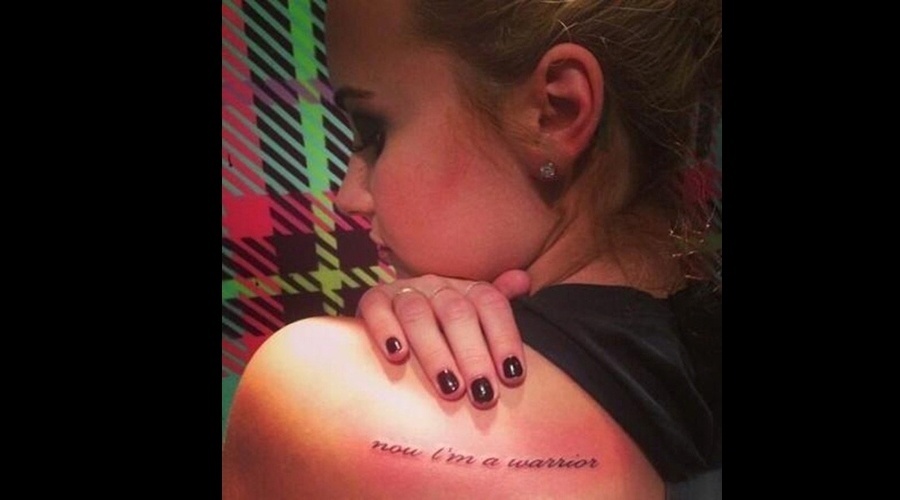15.mai.2013 - Demi Lovato divulgou imagem de uma tatuagem que fez nas costas. A cantora escreveu a frase "Now, I'm a Warrior" ("Agora, sou uma guerreira")