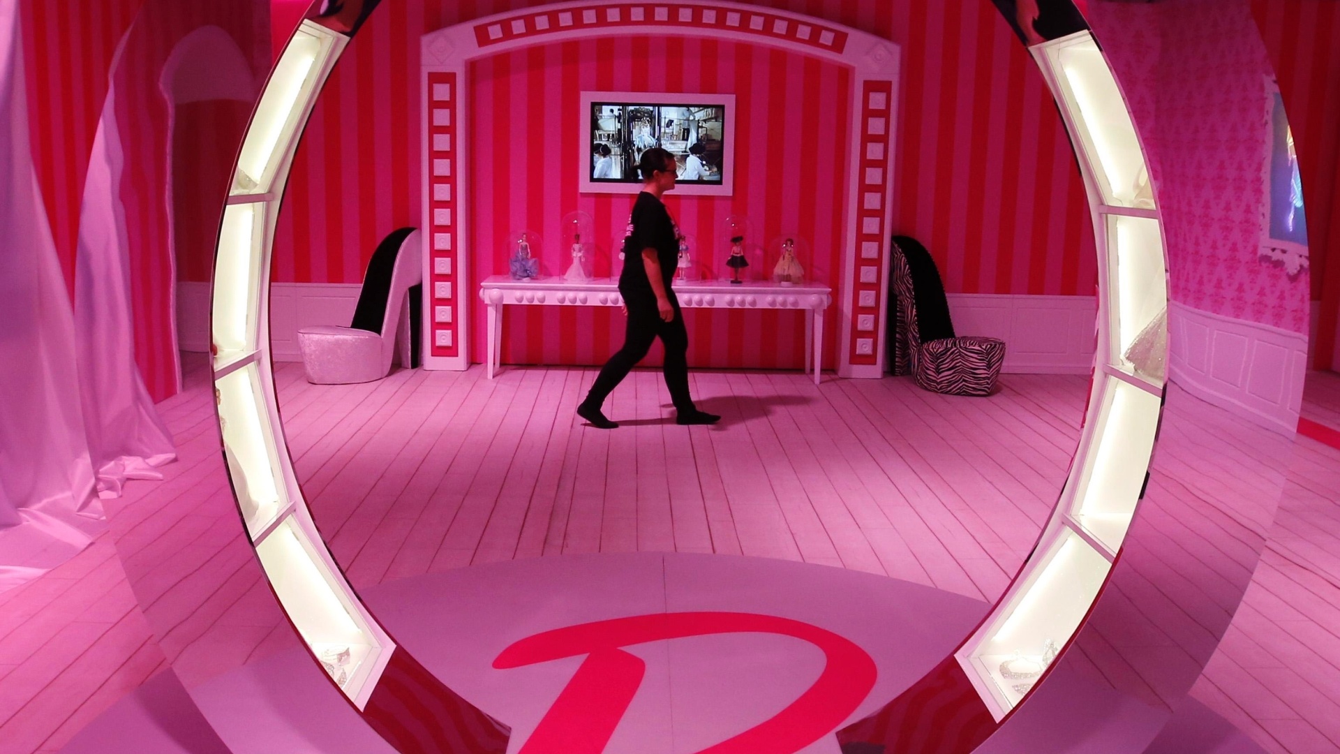 15.mai.2013 - Entrada da exposição "Casa dos sonhos da Barbie" na Alemanha, que começa no dia 16 de maio. A casa foi construída em mil e quatrocentos metros e oferece aos visitantes tour pelo closet, sala e cozinha da Barbie em tamanho real - Fabrizio Bensch/Reuters