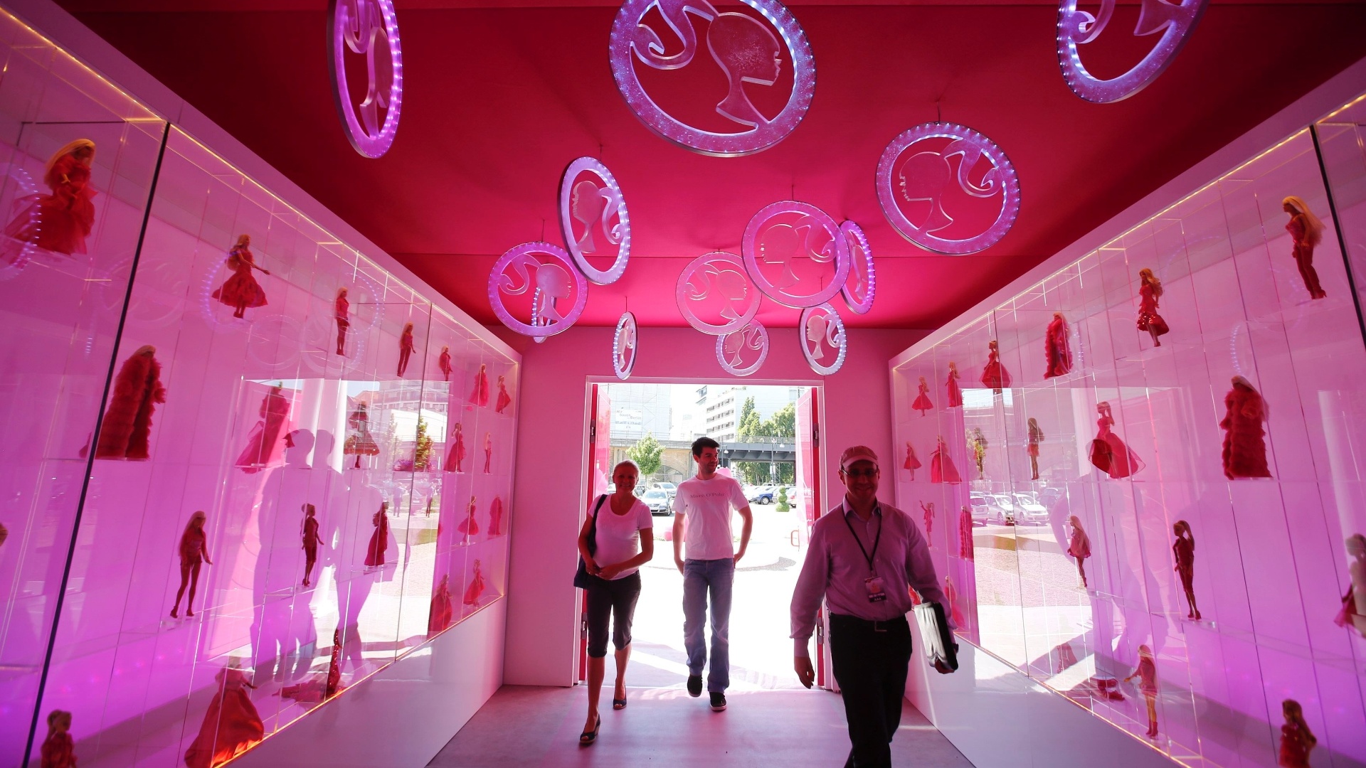 15.mai.2013 - Entrada da exposição "Casa dos sonhos da Barbie" na Alemanha, que começa no dia 16 de maio. A casa foi construída em mil e quatrocentos metros e oferece aos visitantes tour pelo closet, sala e cozinha da Barbie em tamanho real - Fabrizio Bensch/Reuters